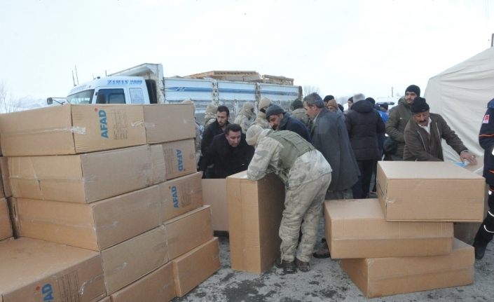 Yüksekova’dan Başkale’deki depremzedelere yardım eli