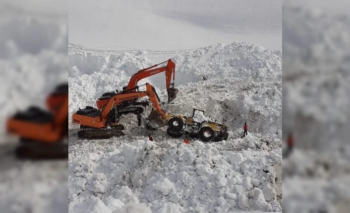 42 kişinin hayatını kaybettiği çığın altındaki iş makineleri çıkarılıyor