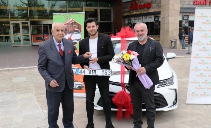 600 TL’lik alışveriş ile 200 bin TL değerindeki aracı kazandı