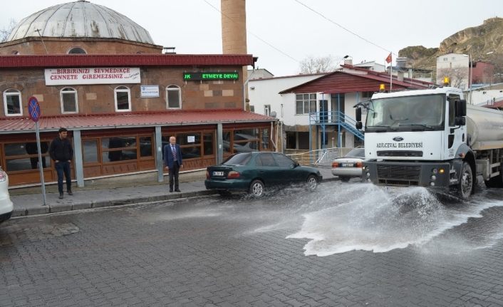 Adilcevaz’da cadde ve sokaklar ilaçlı suyla yıkandı