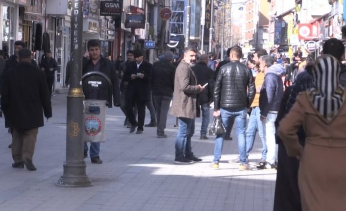 Ağrı’da sokaklar ’Evde kal’ uyarılarına rağmen dolup taştı