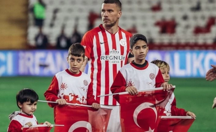Antalyasporlu Podolski, sosyal medya paylaşımlarıyla da gönüllere giriyor