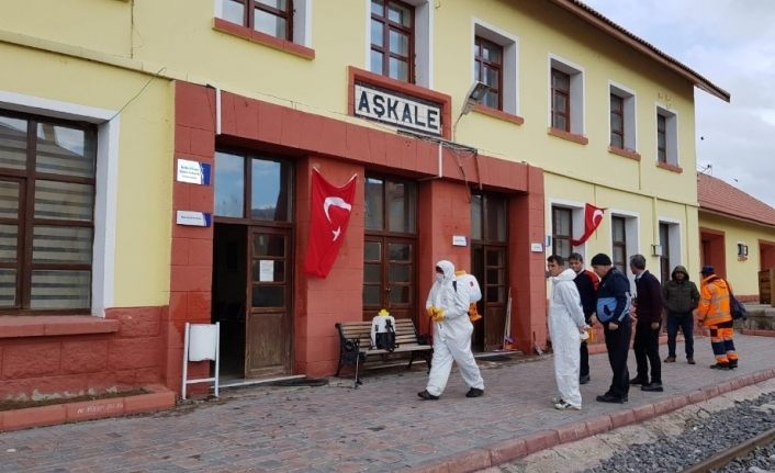 Aşkale’de istasyon binasında dezenfekte çalışmaları yapıldı