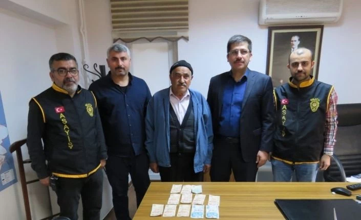 ATM’de maaşını çekmek isterken parasını kaptırdı