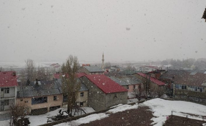 Baharı beklerken, Karlıova’ya kar geldi