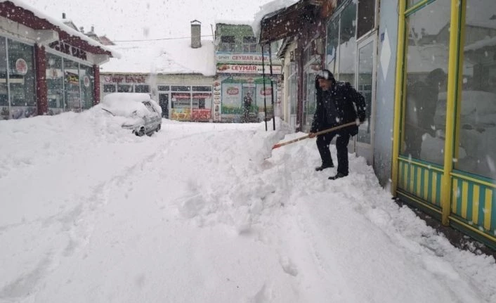 Baharı beklerken, yarım metre kar yağdı