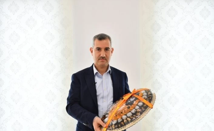 Başkan Çınar, Bakan Koca’ya, Malatya kayısısı ile kayısı kolonyası gönderdi