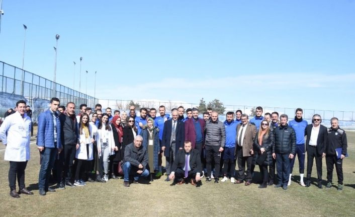 BB Erzurumspor teknik heyet ve futbolculara tatlı ikramında bulundular