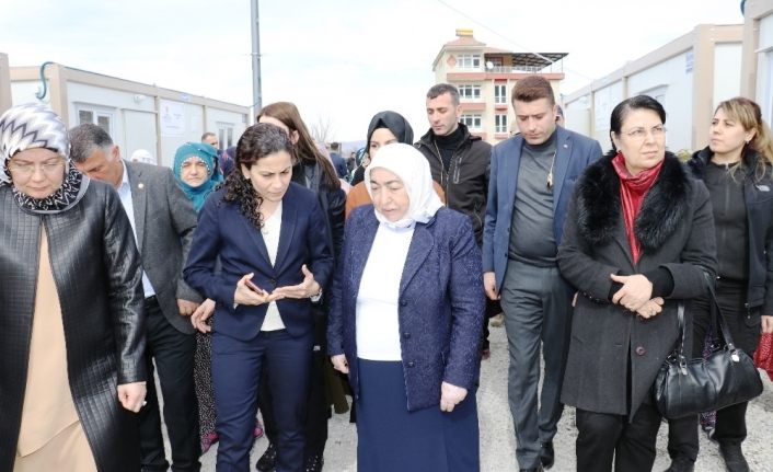 Binali Yıldırım’ın eşi Semiha Yıldırım’dan depremzedelere ziyaret