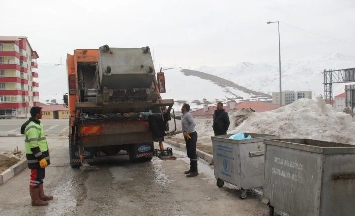 Bitlis’te kar ve çöpler ayrıştırılıyor