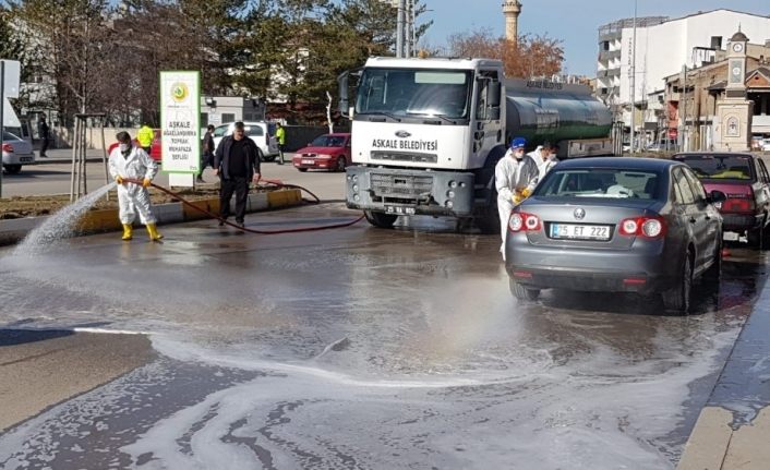 Cadde ve kaldırımlar dezenfekteli suyla temizlendi