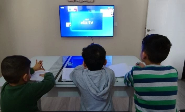 Çocuklar EBA ile ilk derslerini işledi