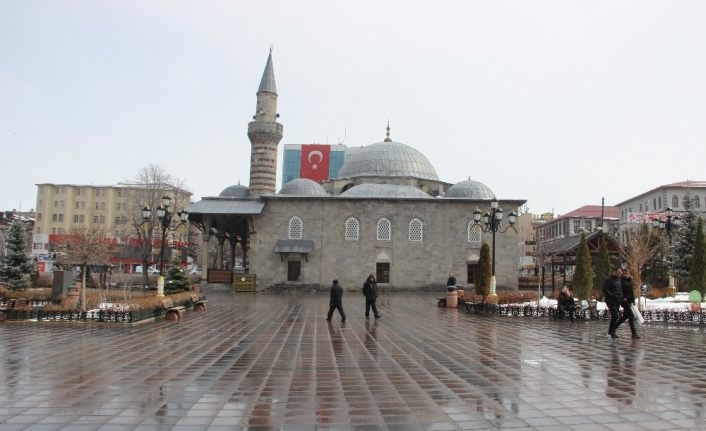 Cuma namazı için camilere gelen yaşlılar kapılarda bekledi