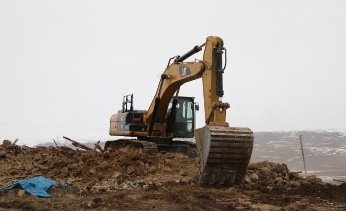 Başkale'deki deprem bölgesine konteyner sevkiyatı