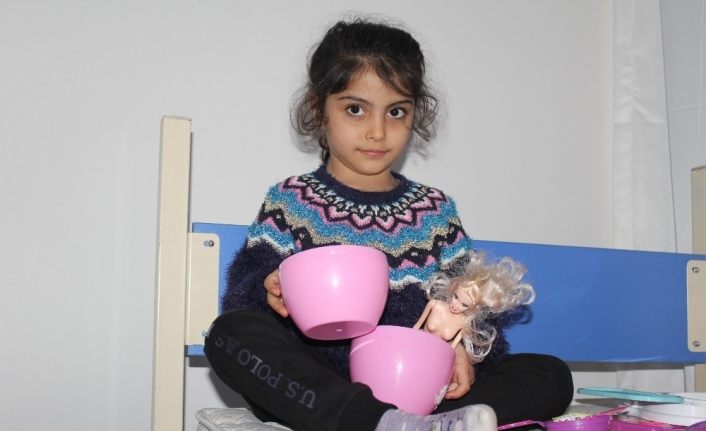 Depremde yanmıştı, küçük kız yapay ve kendi derisinin nakli ile tedavi edildi