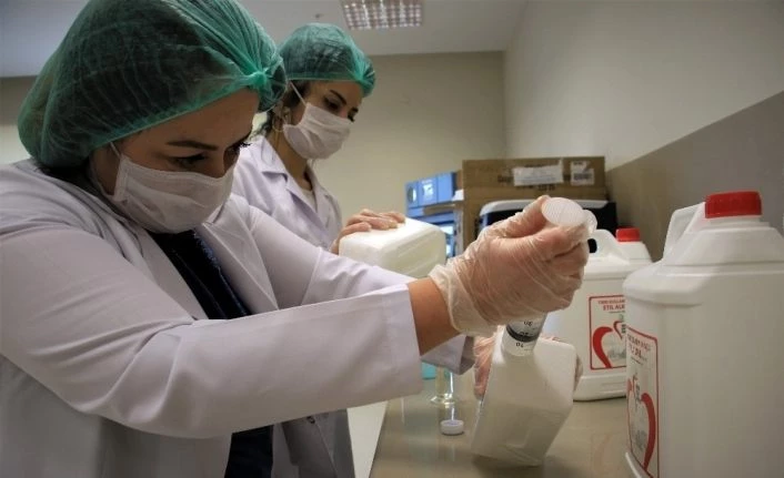 Depremin yükünü alan Şehir Hastanesinde maske ve dezenfektan üretimi başladı