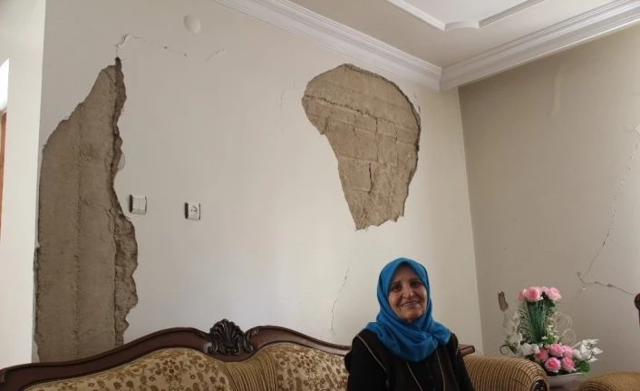 Depremzede evi hasarlı olmasına rağmen "evde kal" çağrısına uyuyor