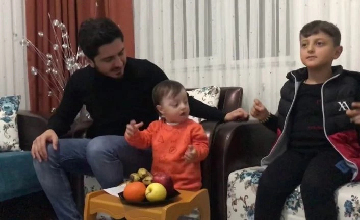 Down sendromlu çocuğu ile şarkı söyleyerek ‘evde kal’ mesajı verdi