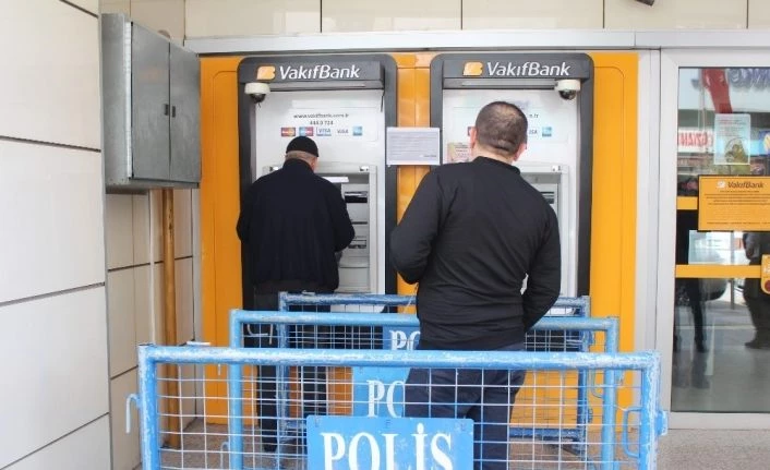 Elazığ’da korona virüsüne karşı ATM önlerinde sosyal mesafe  önlemi