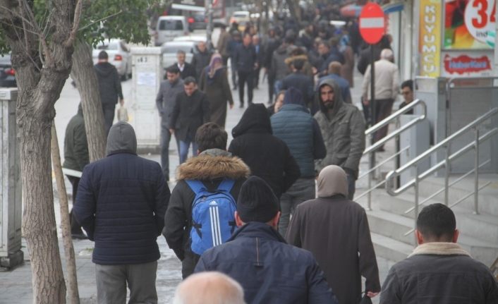 Elazığ’da vatandaşların sokakta yoğunluğu dikkat çekti