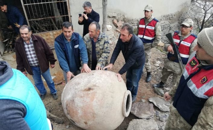 Elazığ’da yıkılacak evden 700 yıllık "Tahıl Küpleri" çıktı