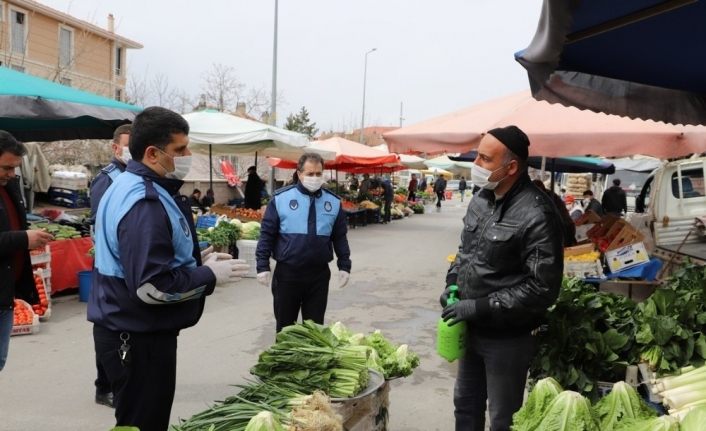 Erzincan’da Cumartesi Pazarını denetledi