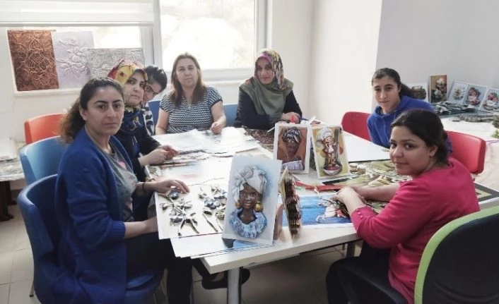 Ev hanımları, üç boyutlu rölyef sanatıyla bir çok eser üretti