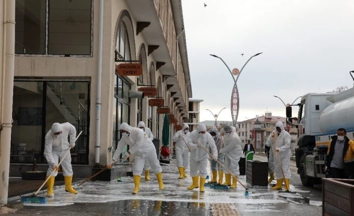 Gürpınar Belediyesi cadde ve sokakları köpüklü suyla yıkadı