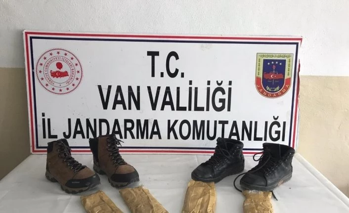 Gürpınar’da ayakkabıya gizlenmiş 1 kilo eroin ele geçirildi