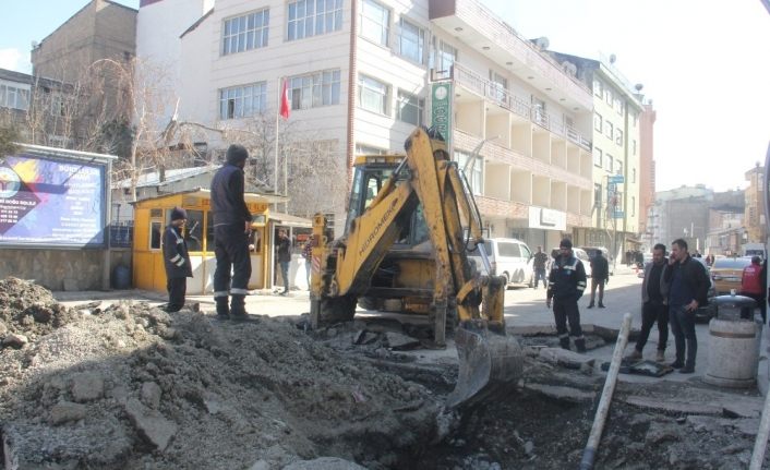 Hakkari’de bozulan yollar onarılıyor