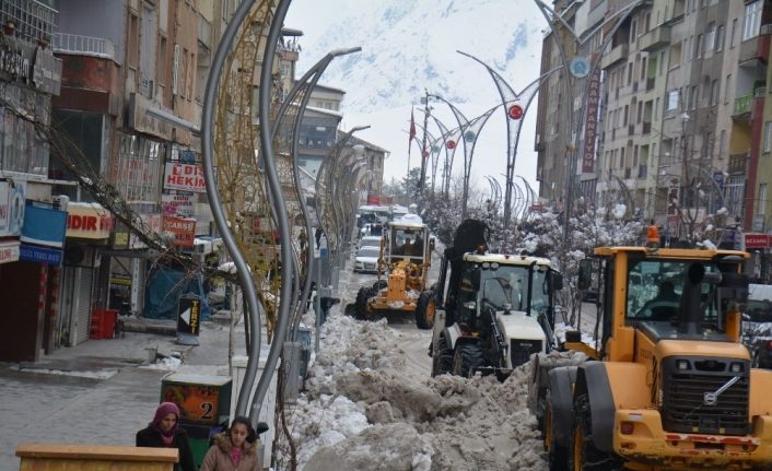 Hakkari’de kamyonlarla kar taşınıyor