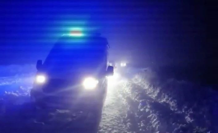 Hasta taşıyan ambulans tipide yolda mahsur kaldı