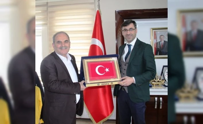 Hizmet-İş Sendikasından Başkan Tanğlay’a plaket