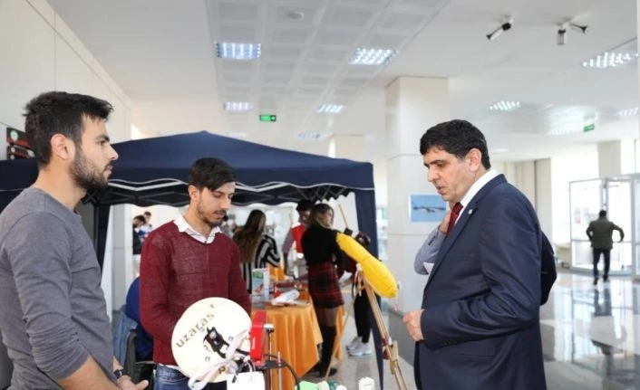 Iğdır Üniversitesi Rektörü Alma, öğrenci toplulukları stantlarını ziyaret etti