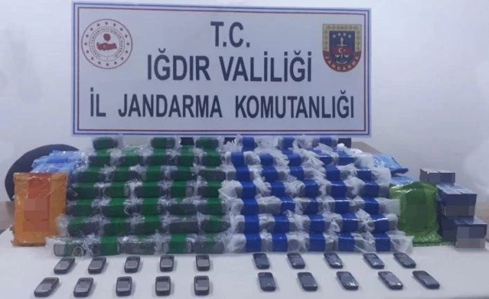 Iğdır’da kaçak cep telefonu, nargile tütünü ve sigara operasyonu: 2 gözaltı