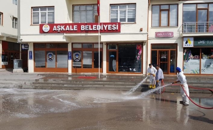 İlçe merkezi köpüklü suyla yıkandı