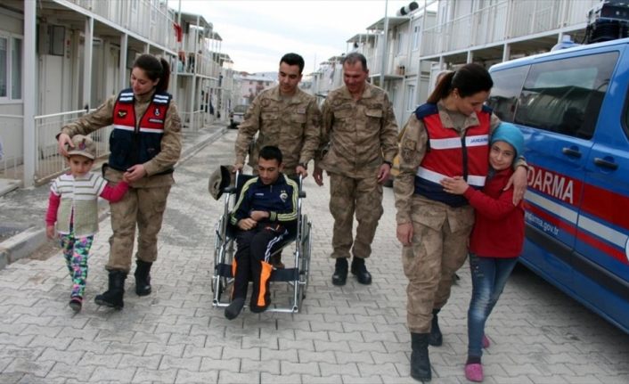 Jandarmadan depremzede engelli gence tekerlekli sandalye sürprizi