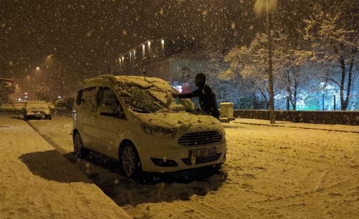 Karlıova’da kar yağışı etkisini sürdürüyor