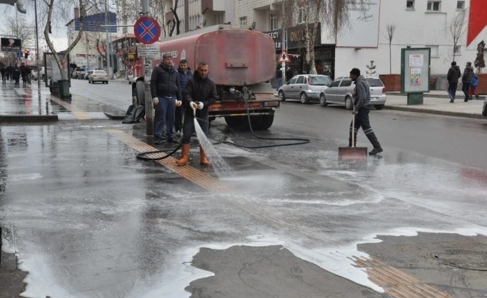 Kars Belediyesi Cadde ve sokakları köpüklü su ile yıkıyor