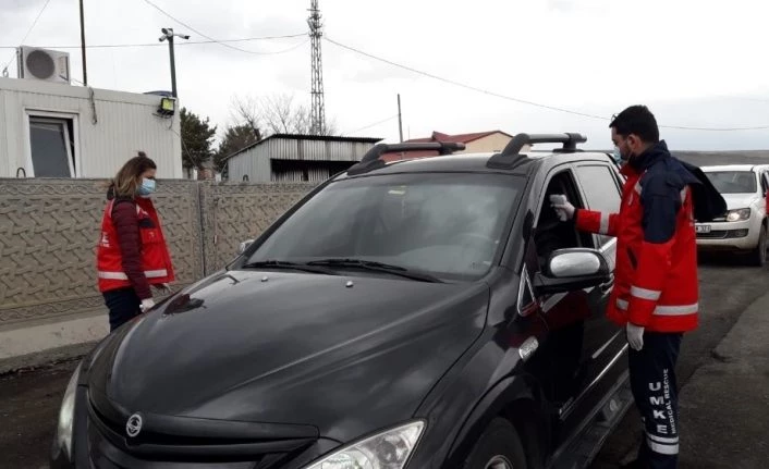 Kars’a giriş ve çıkışlarda korona virüs tedbiri için ateş ölçümü yapılıyor