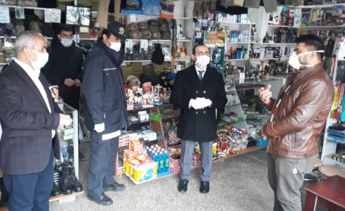 Van Çaldıran Kaymakamı ve belediye başkanı çarşı merkezini dolaşarak halkı uyardı