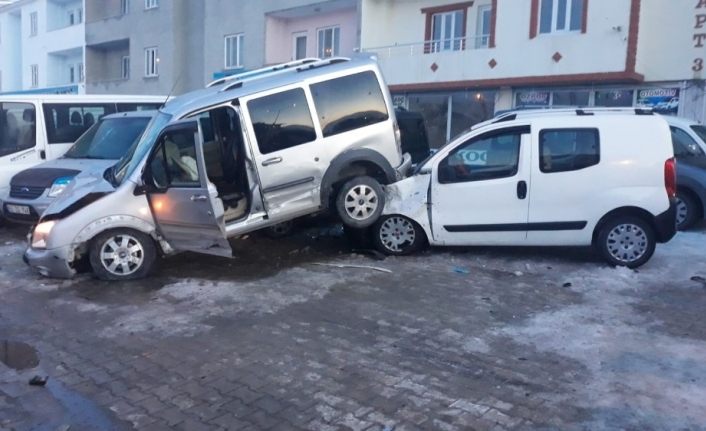 Van'da kontrolden çıkan kamyonet adeta uçtu