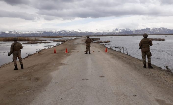 Van'da Korona virüs nedeniyle karantinaya alınana mahalleye jandarmadan tedbir