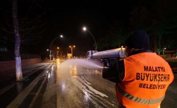 Korona virüs önlemi için caddelere dezenfekte