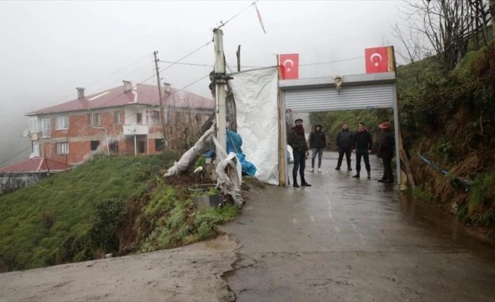 Koronavirüsten korunmak için mahalle yolunu kepenkle kapatarak önlem aldılar