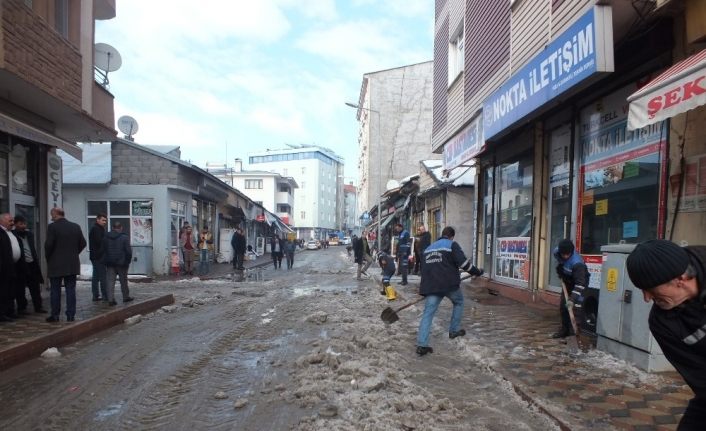 Malazgirt’te kar temizleme çalışmaları devam ediyor