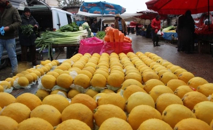 Marketlerdeki kalabalık pazara yansımadı, meyve fiyatları yarı yarıya düştü