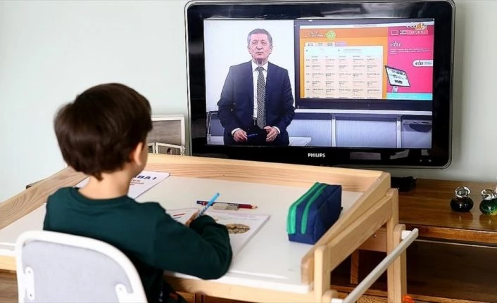 Milli Eğitim Bakanı Ziya Selçuk uzaktan eğitimin ilk dersini verdi
