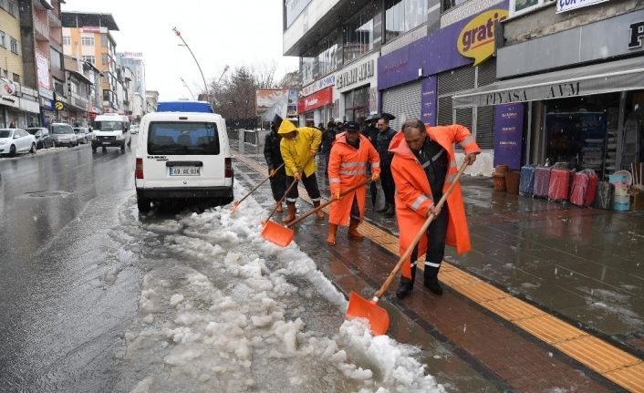 Muş Belediyesi karla mücadele ekipleri tekrar işbaşında