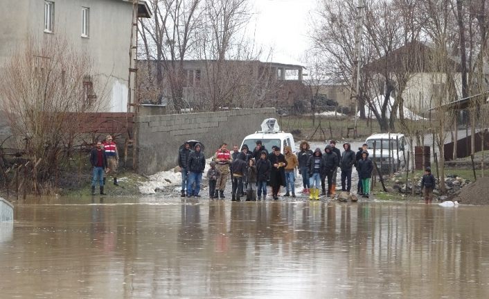 Muş’ta bir köy sel suları altında kaldı